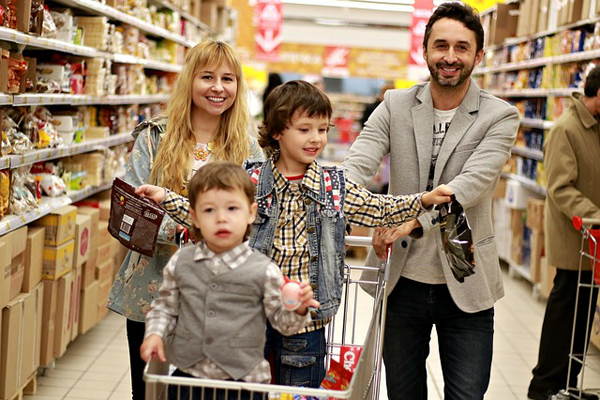 rodzina w supermarkecie - dwoje dorosłych i dwoje dzieci